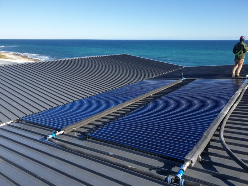Vaccuum tube and heatpump hybrid plant for underfloor heating