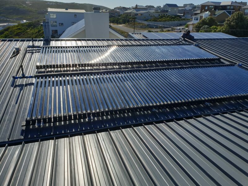 Vaccuum tube and heatpump hybrid plant for underfloor heating