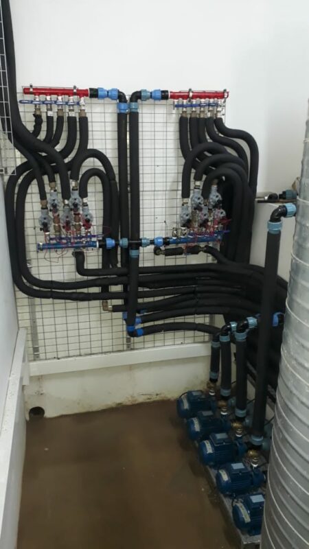 Vaccuum tube and heatpump hybrid plant for underfloor heating